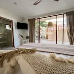 Amazing Suite Looking At The Pool With Jacuzzi Excellent Location