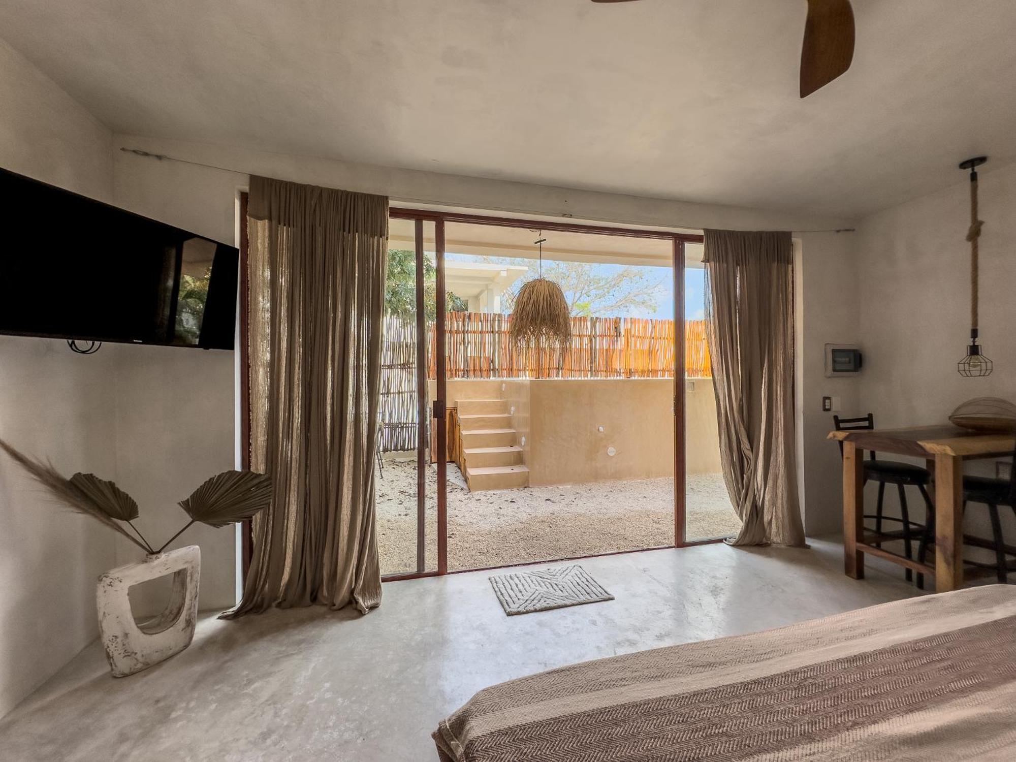 Amazing Looking At The Pool With Jacuzzi Excellent Location